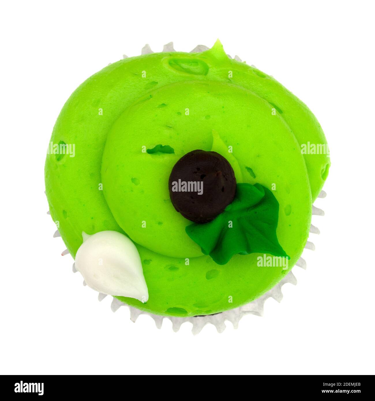 Vista dall'alto di un cupcake verde decorato con scongelamento luminoso isolato su uno sfondo bianco. Foto Stock