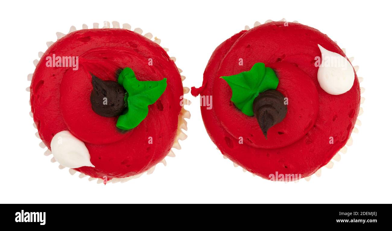 Vista dall'alto di due cupcakes rosse brillantemente ghiacciate, affiancate, isolate su uno sfondo bianco. Foto Stock