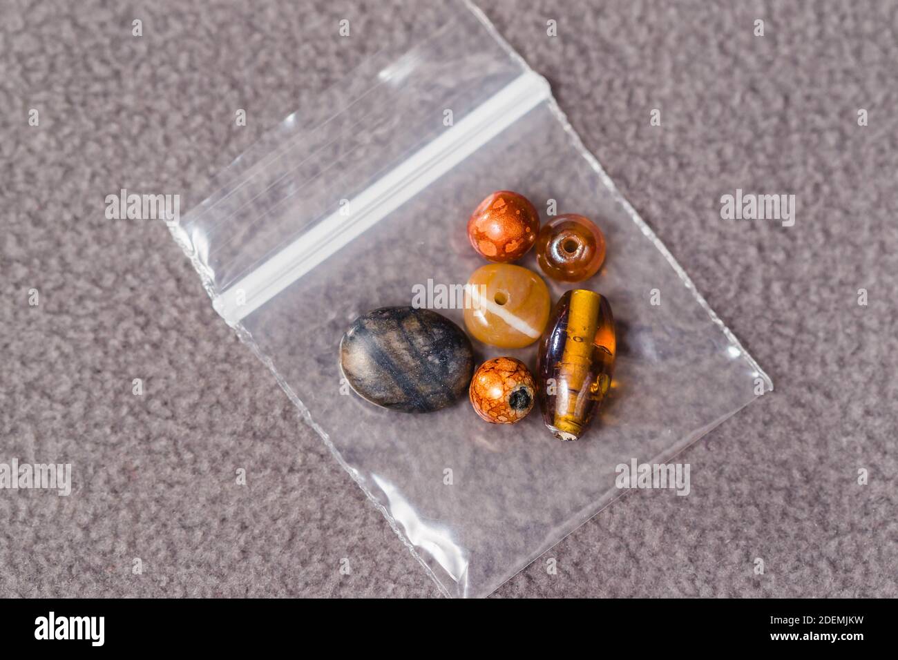 piccola raccolta di perle assortite in una piccola borsa da una promozione in omaggio Foto Stock