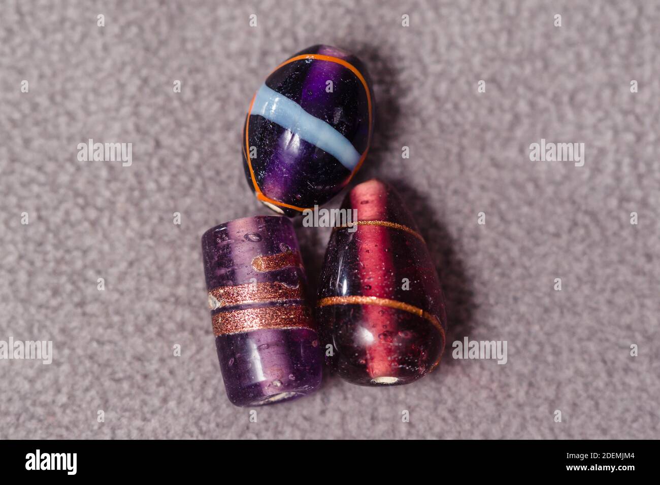 raccolta di tre perle assortite in un sacchetto piccolo da una promozione in omaggio Foto Stock