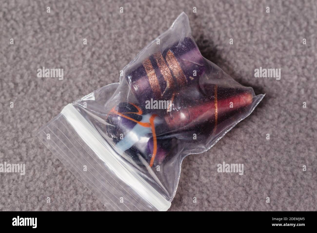 raccolta di tre perle assortite in un sacchetto piccolo da una promozione in omaggio Foto Stock