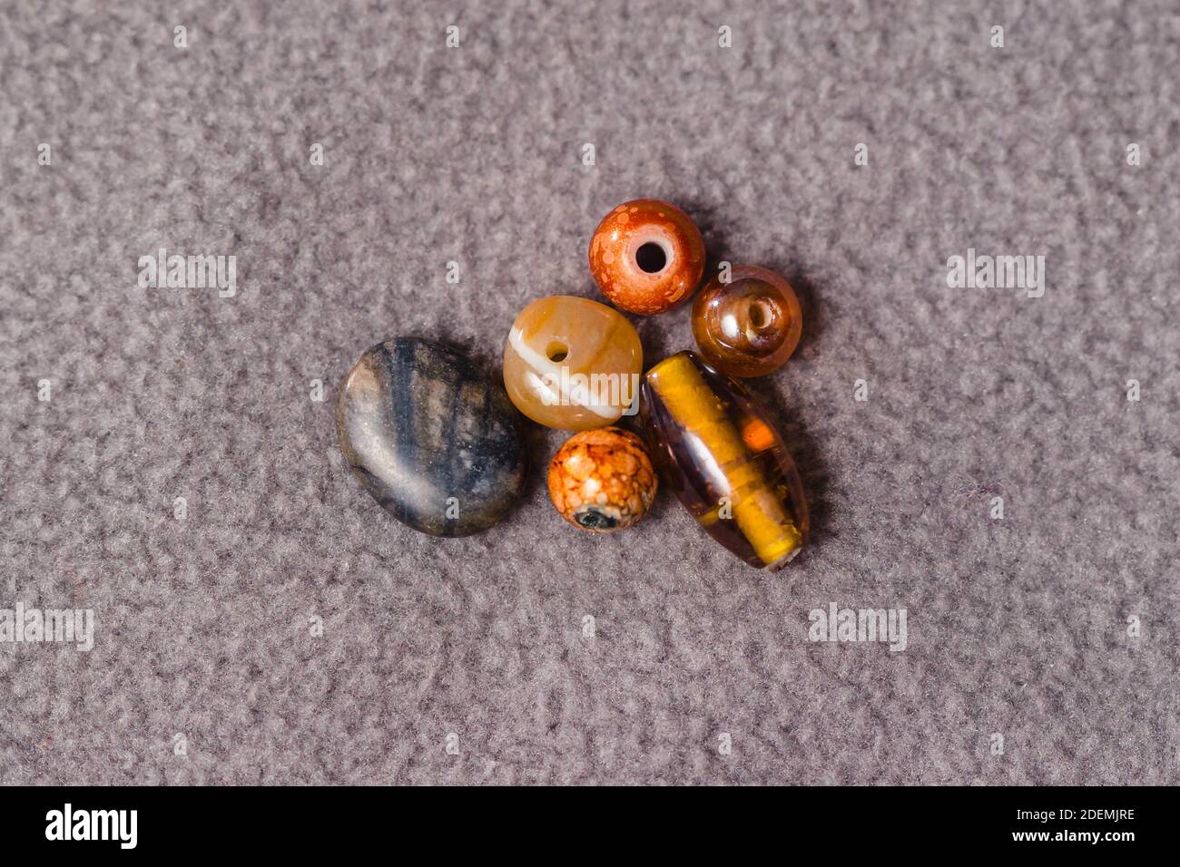 piccola raccolta di perle assortite in una piccola borsa da una promozione in omaggio Foto Stock