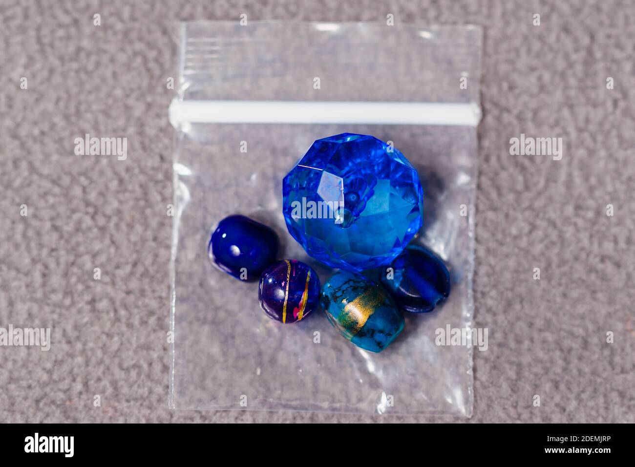 piccola raccolta di perle assortite in una piccola borsa da una promozione in omaggio Foto Stock