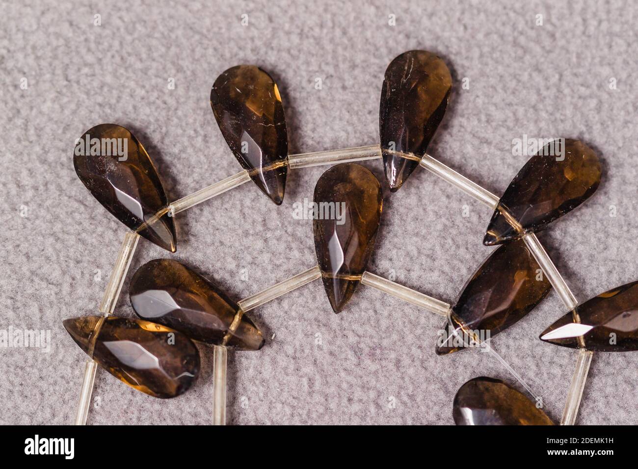 stativo di perle a forma di goccia d'ambra per la creazione di gioielli Foto Stock