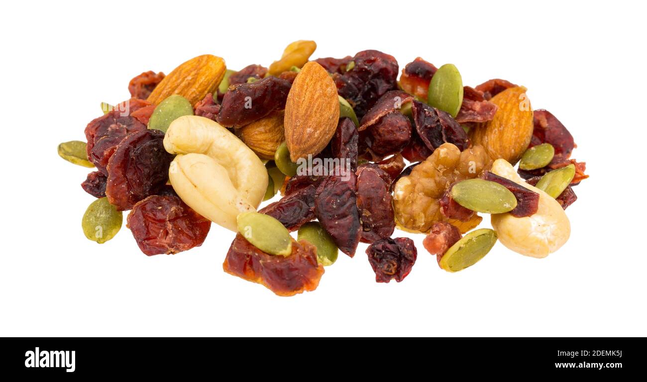 Vista laterale di una piccola porzione di semi, noci e frutta isolata su uno sfondo bianco. Foto Stock