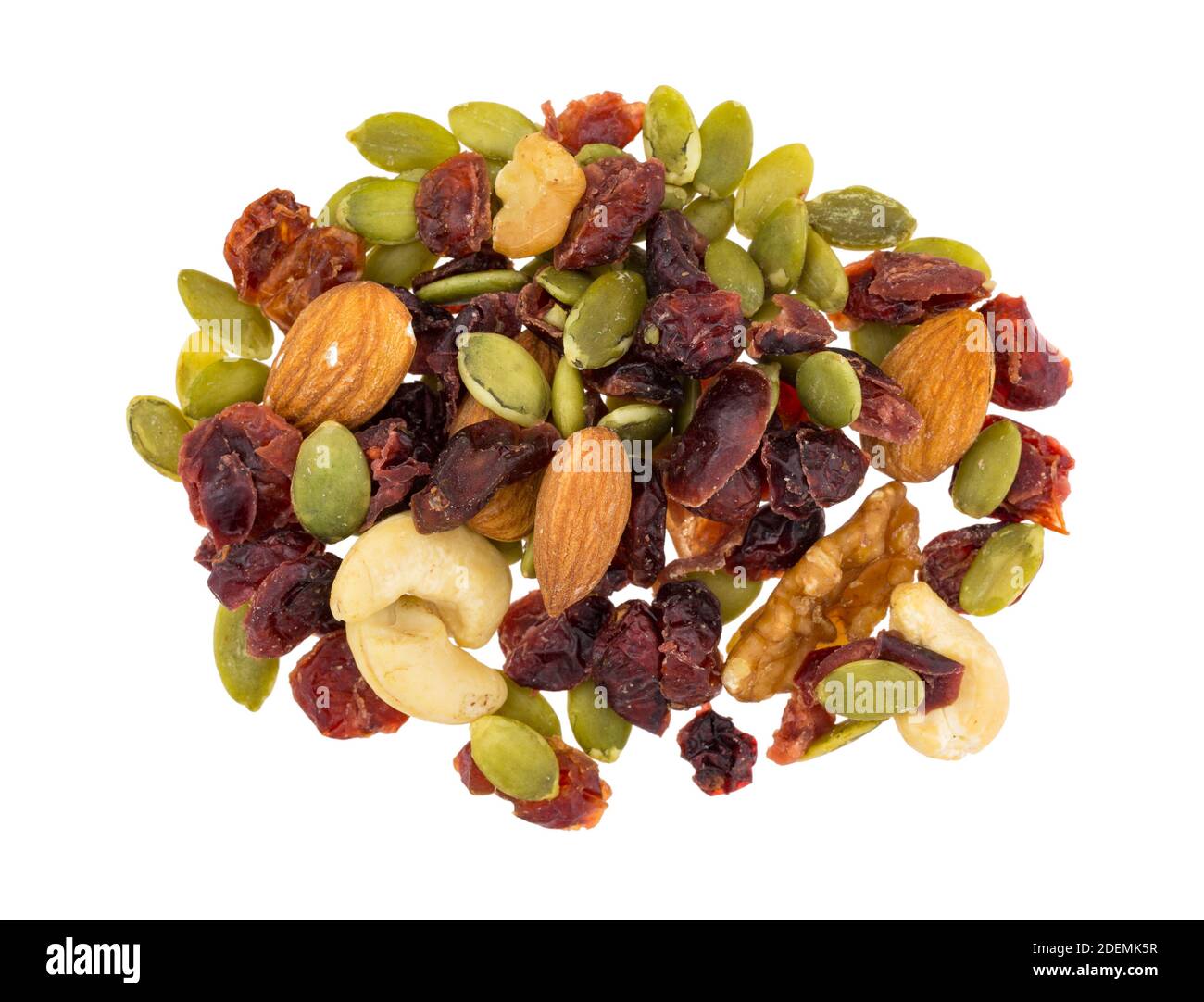 Vista dall'alto di una piccola porzione di semi, noci e frutta isolata su uno sfondo bianco. Foto Stock
