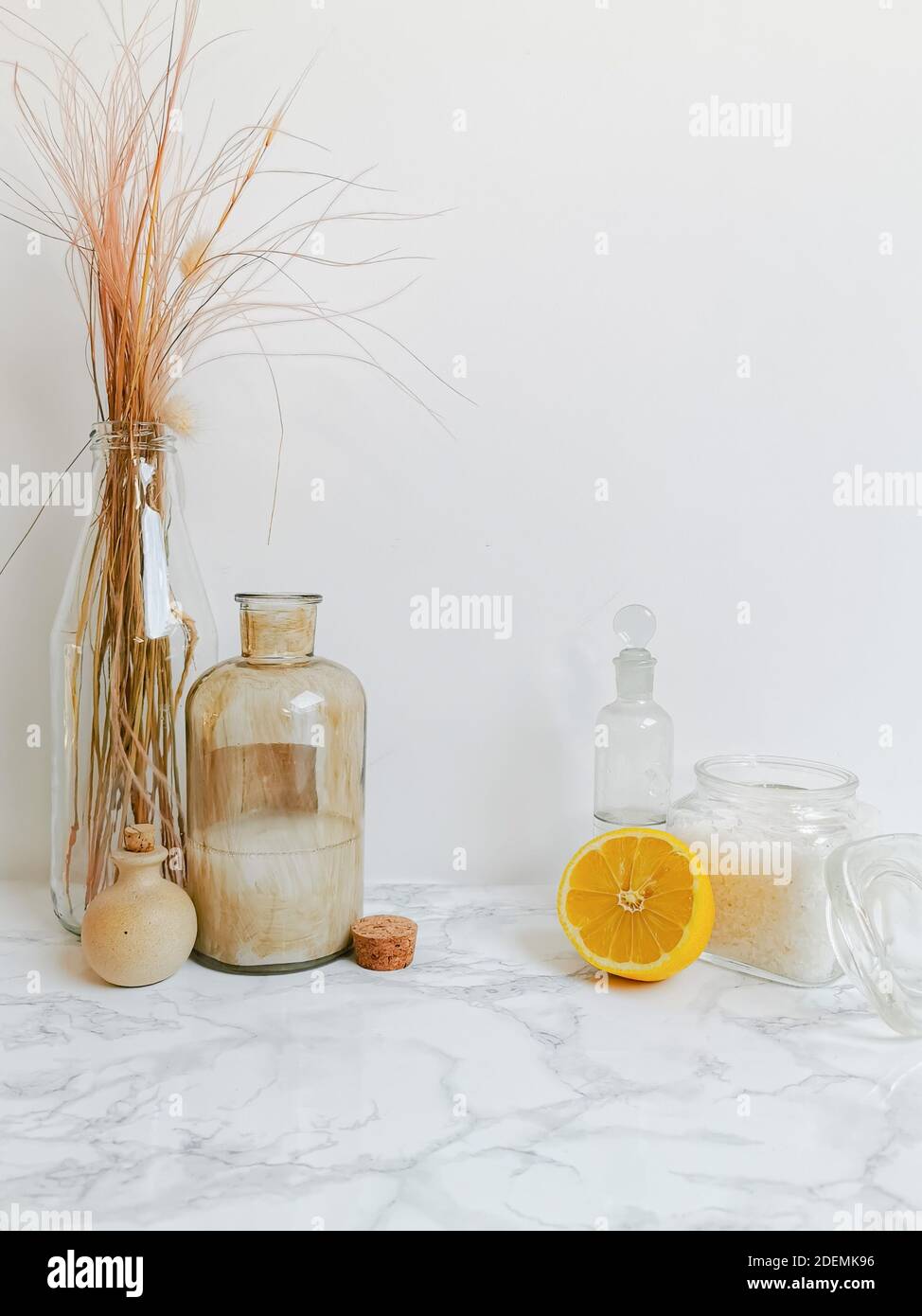 Ingredienti per prodotti di pulizia casalinghi ecologici e detersivo per bucato come olio essenziale, limone, aceto e cristalli di soda Foto Stock