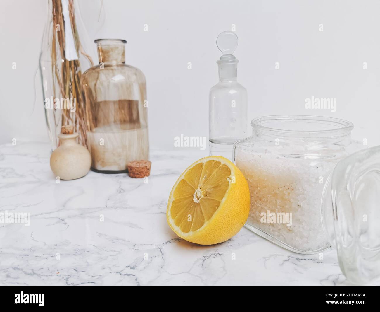 Ingredienti per prodotti di pulizia casalinghi ecologici e detersivo per  bucato come olio essenziale, limone, aceto e cristalli di soda Foto stock -  Alamy