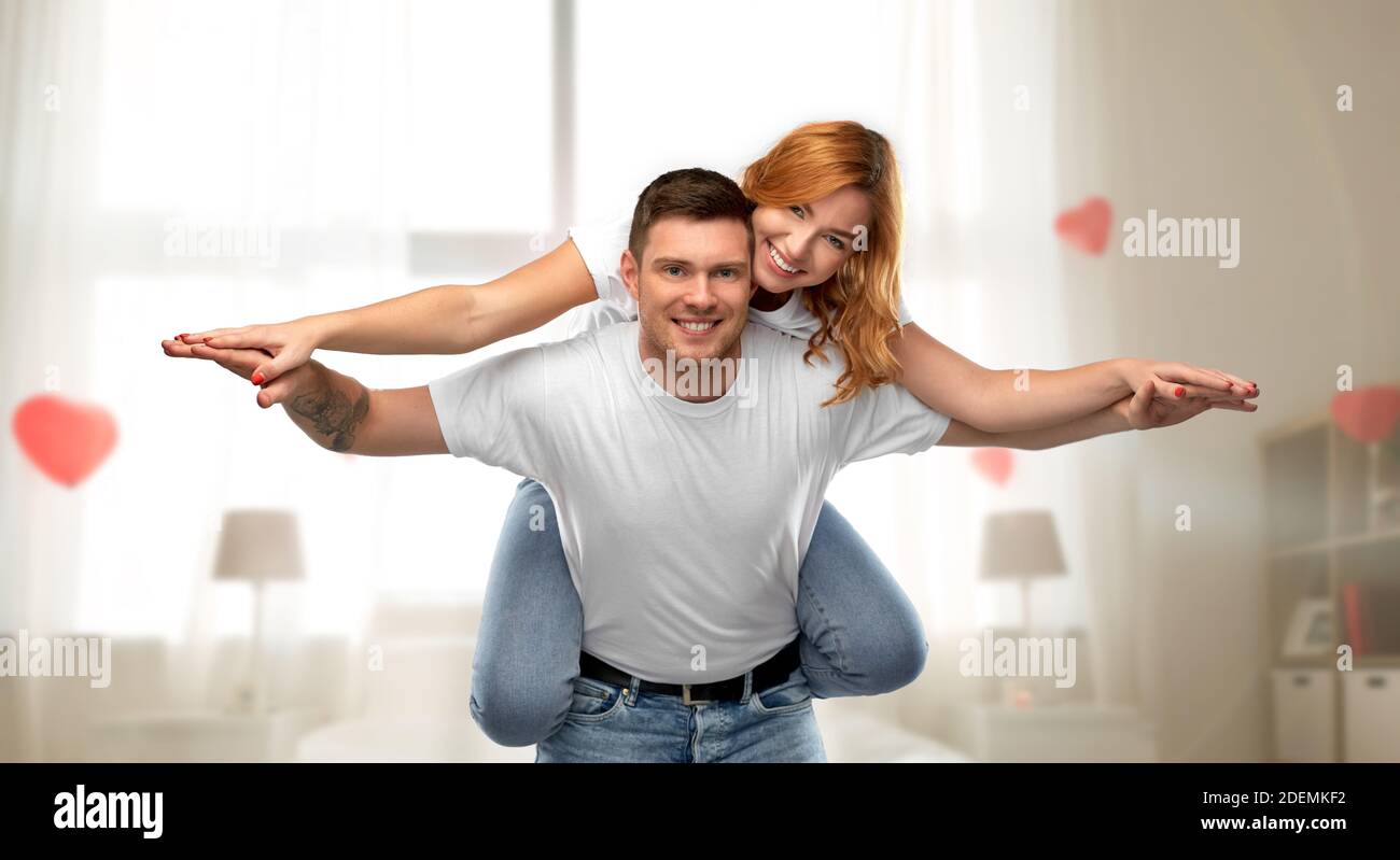 felice coppia innamorata divertirsi il giorno delle valentine Foto Stock