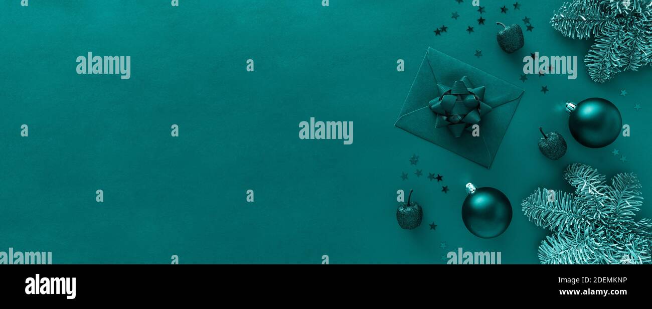 Lettera di Natale, rami di albero di natale, baubles, decorazioni sulla superficie verde acqua di marea Foto Stock