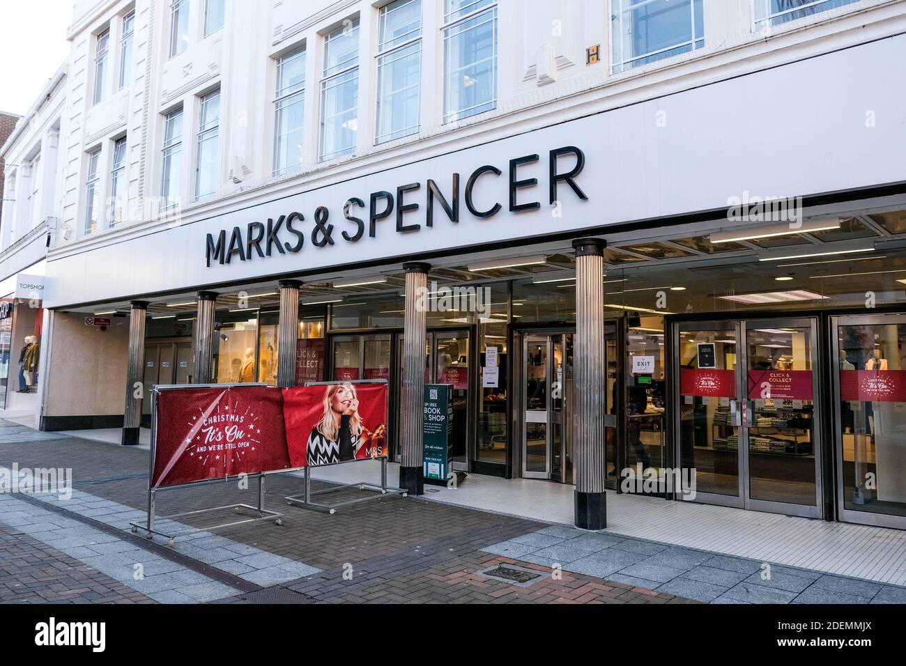 Londra UK, Dicembre 01 2020, Marks and Spencer High Street Shop Front e ingresso senza persone durante il COVID-19 Lockdown Foto Stock