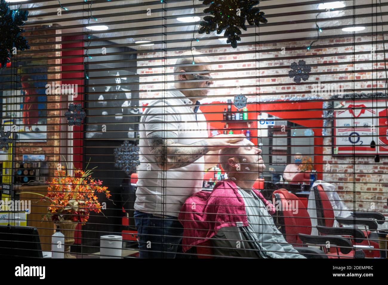 Cork City, Cork, Irlanda. L'1 Dicembre 2020.il loro primo giorno aperto in sei settimane il barbiere Hasan Kilic dà a Brad o' Donoghue un massaggio della testa al barbiere turco Karizma su Oliver Plunkett Street, Cork, Irlanda. - credito; David Creedon / Alamy Live News Foto Stock