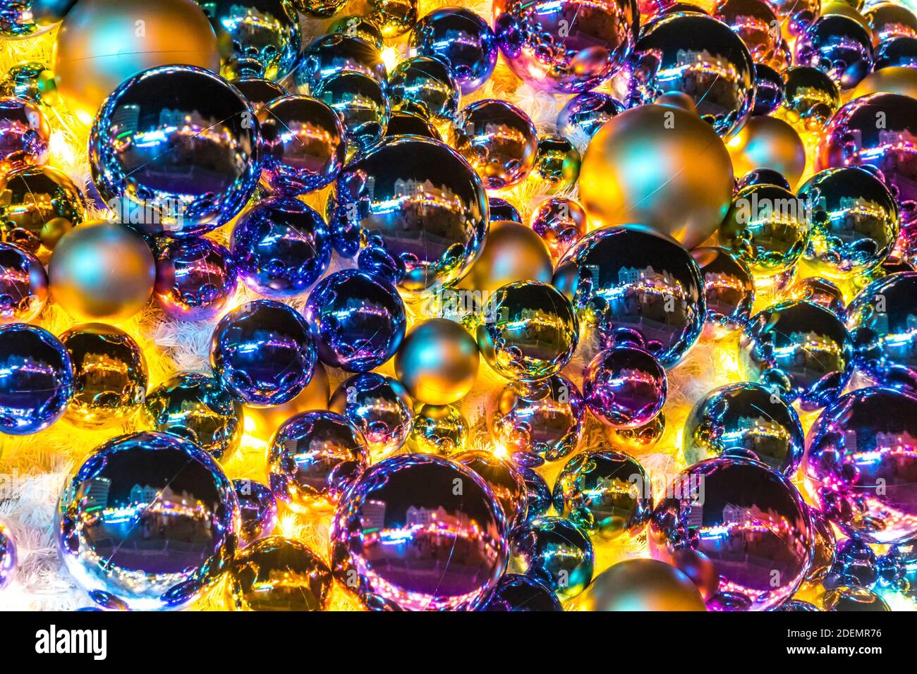 Primo piano coloratissime palle di Natale di Capodanno (baubles) su un Natale Albero visto all'aperto al mercatino di Natale Foto Stock