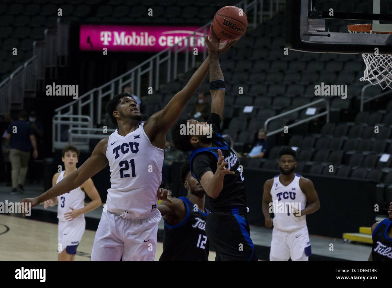 28 novembre 2020, Kansas City, Missouri, U.S: Centro di Crazy Horned Frogs Kevin Samuel n. 21 (l) ricattura il vantaggio di campo contro la difesa dell'uragano d'oro di Tulsa Topolino Pearson Jr. N. 2 (r) durante la seconda metà del gioco. (Immagine di credito: © Serena S.Y. Filo Hsu/ZUMA) Foto Stock