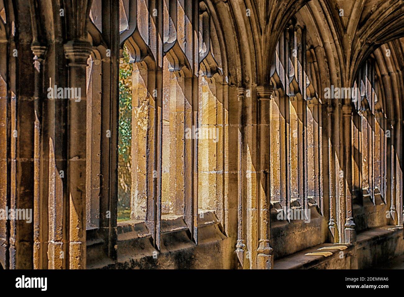 Vista interna dei chiostri di Lacock Abbey, Wiltshire, Regno Unito Foto Stock