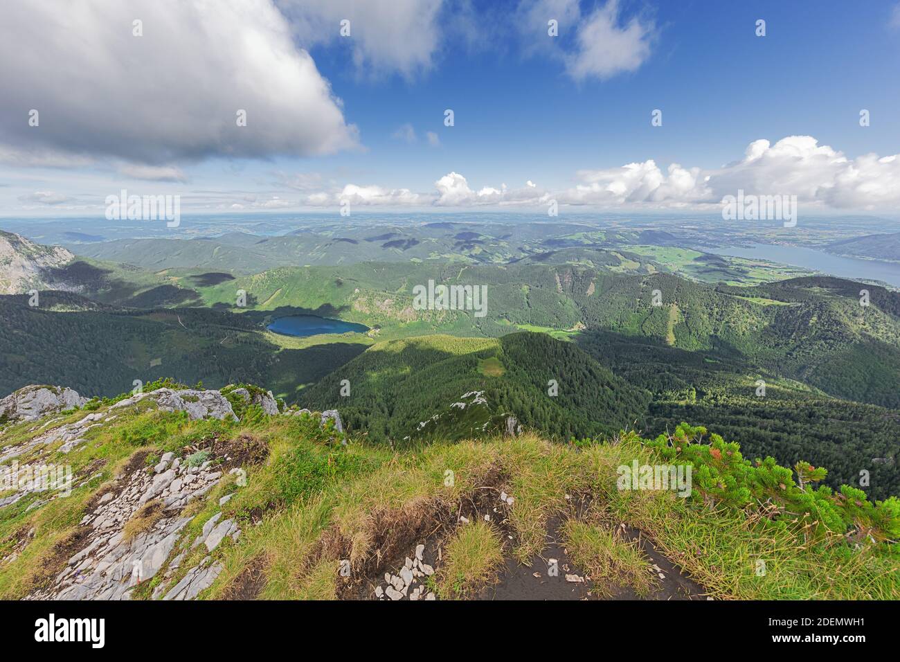 Le Prealpi con il Traunsee, il Vorderer Langbathsee e l'Attersee, visti dalla cima dell'Alberfeldkogel Foto Stock