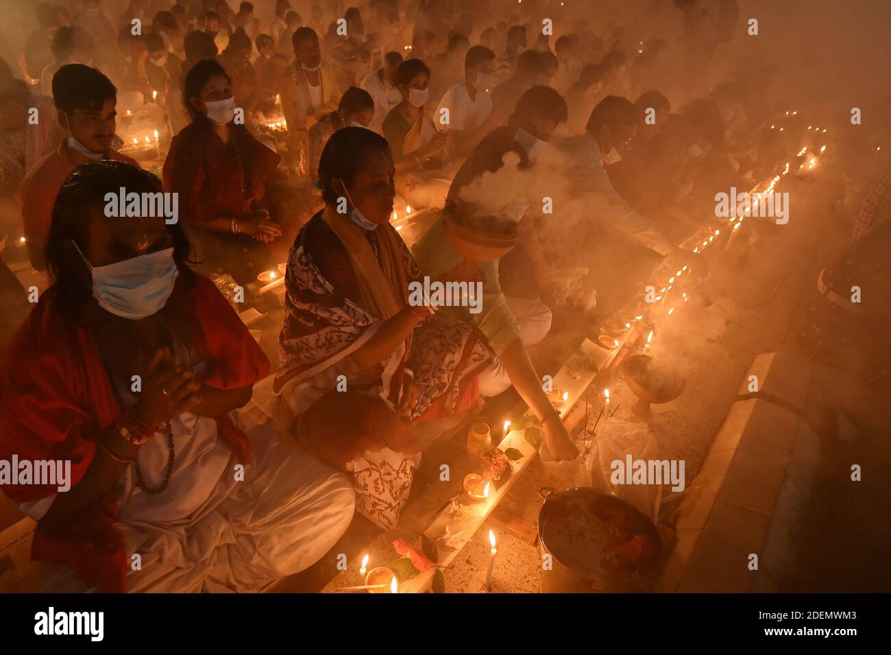 Pechino, Cina. 1 dicembre 2020. I devoti indù si siedono per pregare con incenso bruciante e lampade ad olio leggero durante il Rakher Upobash, un festival religioso di digiuno, in un tempio nel distretto di Narayanganj, alla periferia della capitale del Bangladesh Dhaka, il 7 novembre 2020. Credit: Xinhua/Alamy Live News Foto Stock