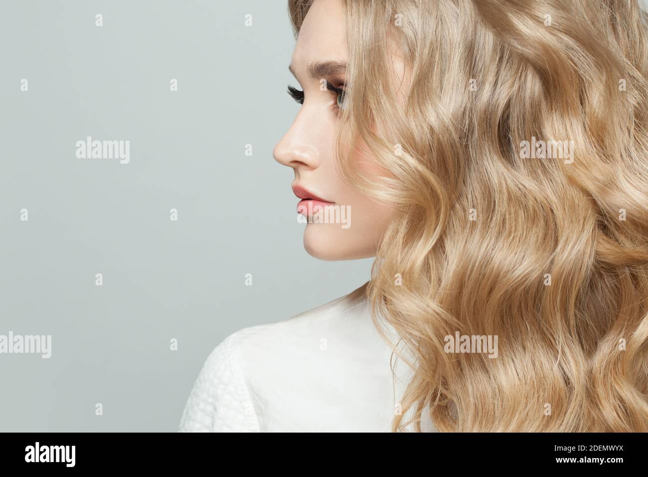 Profilo viso donna. Modello perfetto con capelli ricci sani Foto Stock
