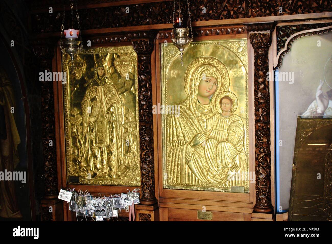 Icona greca ortodossa della Vergine Maria con Gesù Cristo. L'icona è realizzata a mano e ricoperta di oro - Atene, Grecia, marzo 12 2020. Foto Stock