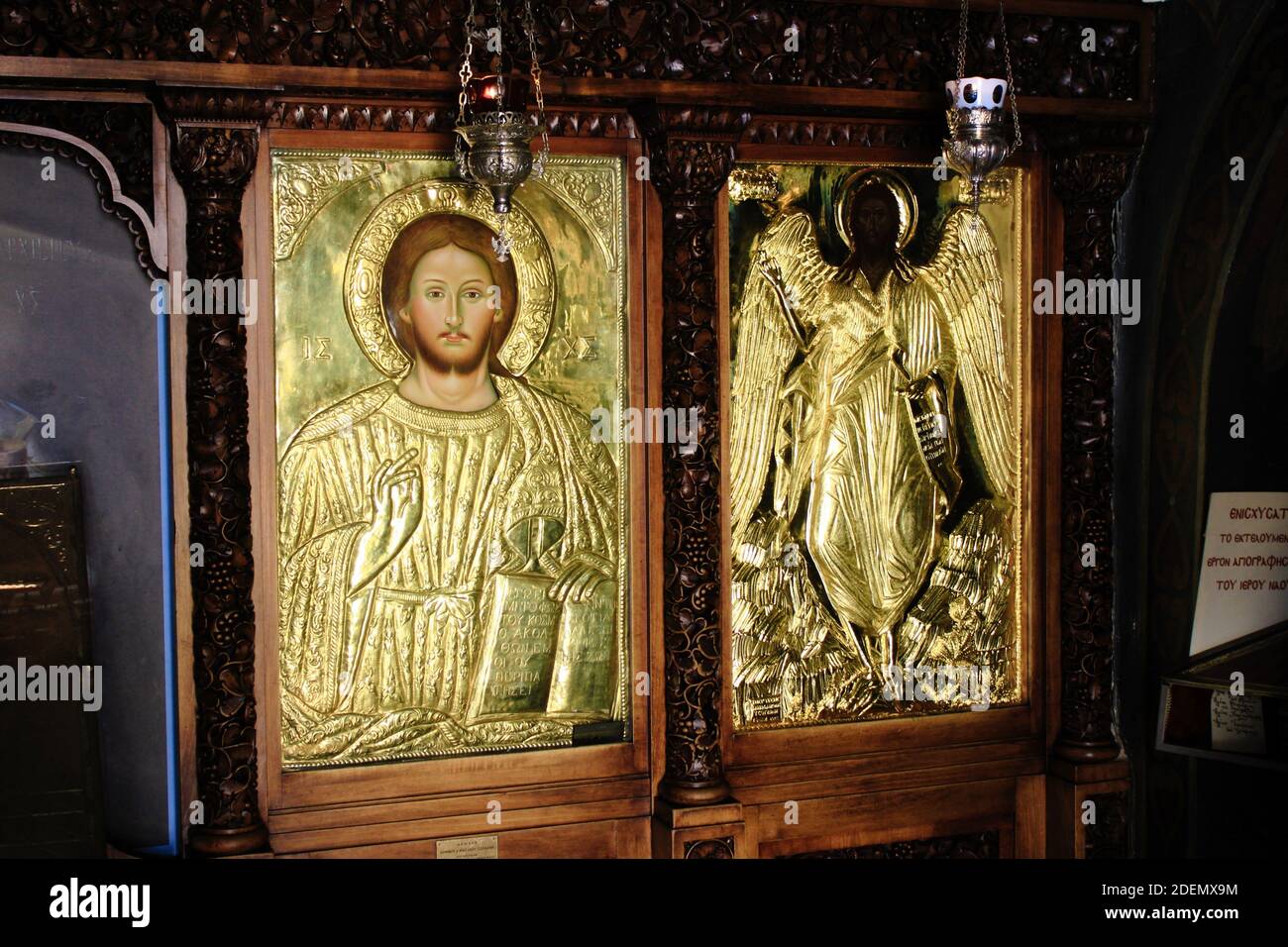 Icona di Gesù Cristo artigianale e coperto d'oro all'interno di una chiesa cristiana ortodossa ad Atene, Grecia, marzo 12 2020. Foto Stock