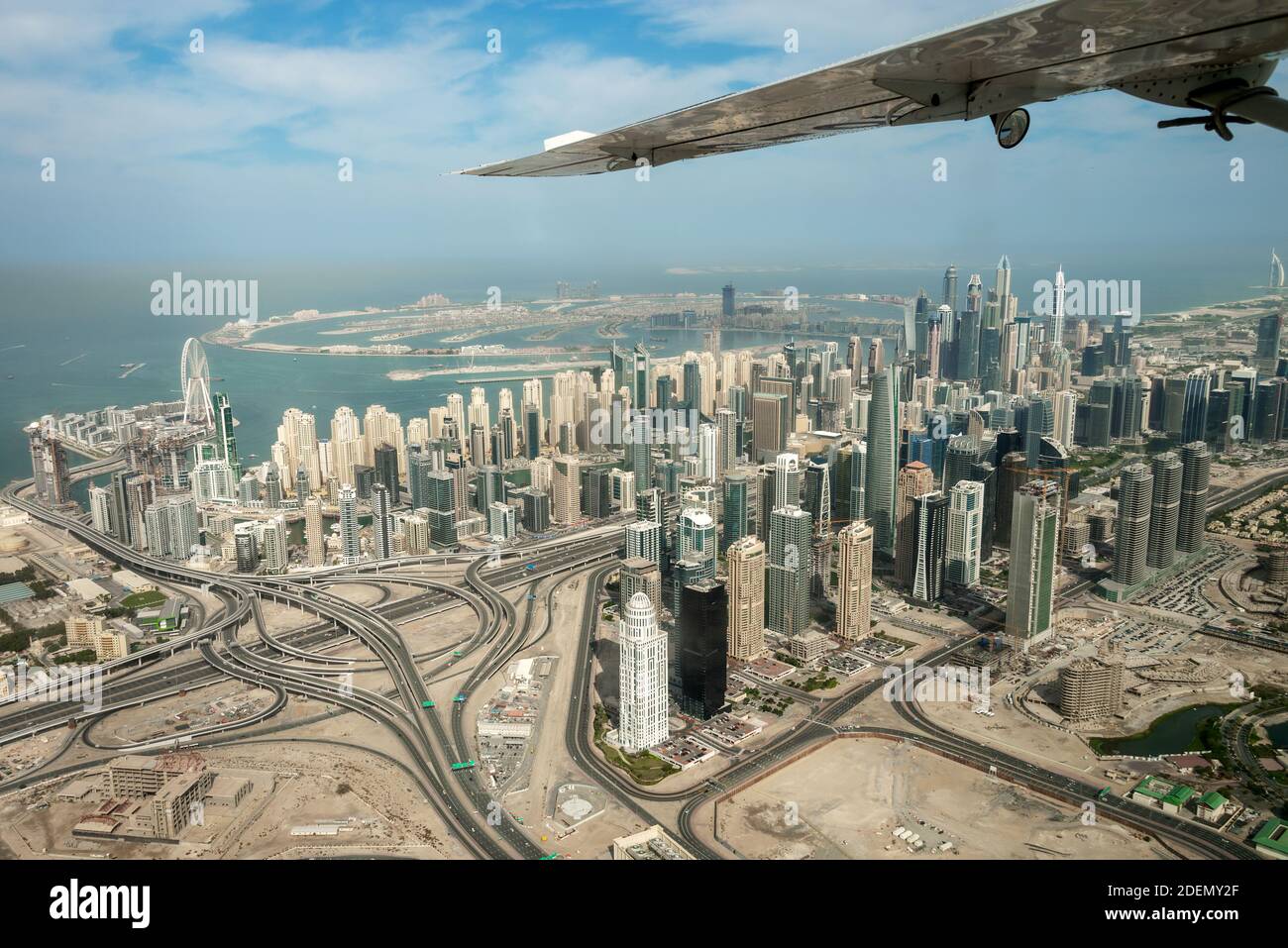 Vista Aerea della Marina di Dubai skyline, interscambio stradale e Palm Jumeirah, Emirati Arabi Uniti Foto Stock