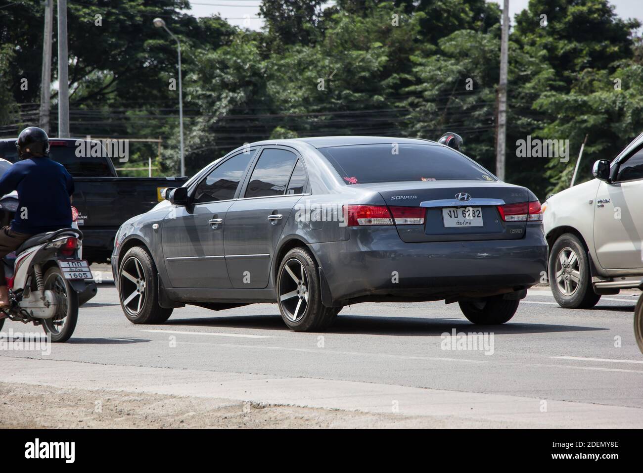 Chiangmai, Thailandia - 3 novembre 2020: Auto privata, Hyundai Sonata. Foto sulla strada n. 121 a circa 8 km dal centro di Chiangmai, thailandia. Foto Stock