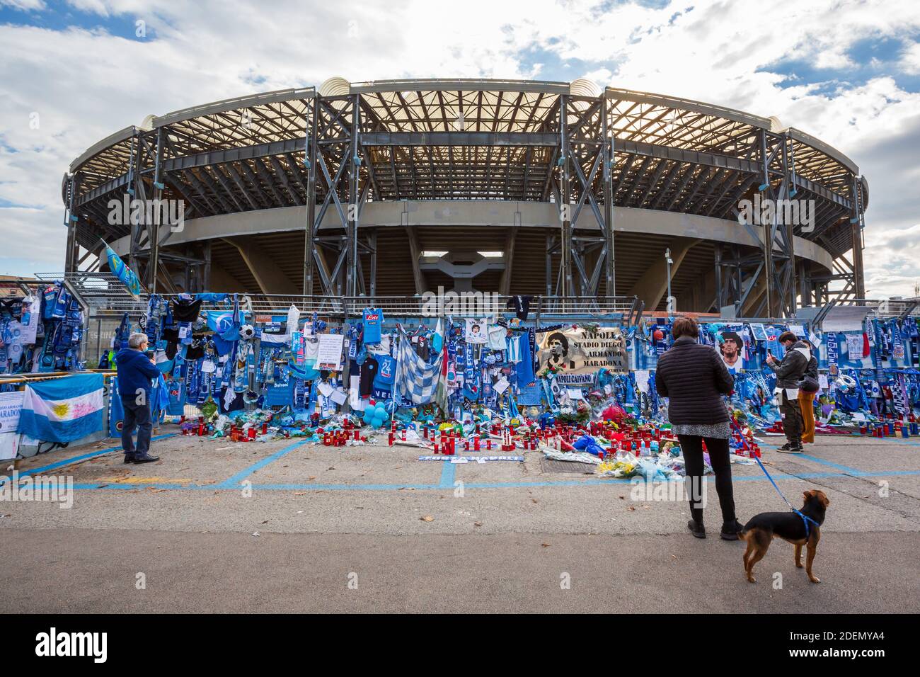 NAPOLI - DECEMBRE 1, 2020 - l'omaggio dei tifosi di Diego Armando Maradona fuori dallo stadio San Paolo di Napoli Foto Stock