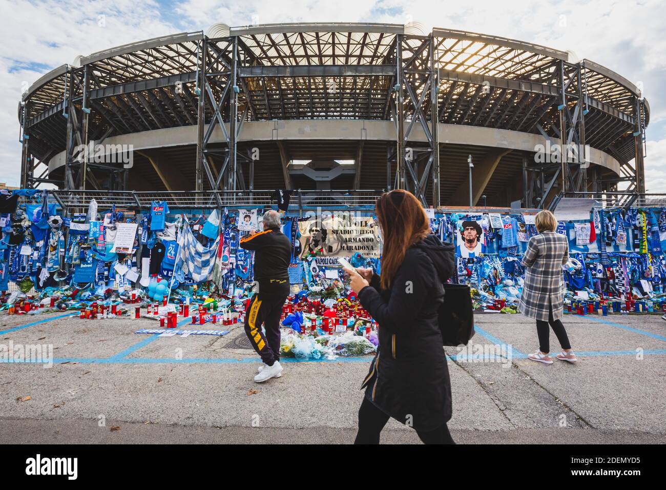 NAPOLI - DECEMBRE 1, 2020 - l'omaggio dei tifosi di Diego Armando Maradona fuori dallo stadio San Paolo di Napoli Foto Stock
