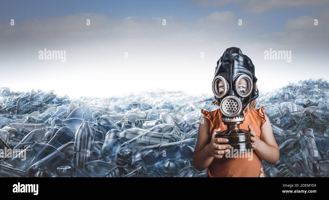 piccola ragazza caucasica con maschera a gas e montagne di bottiglie vuote di plastica dietro di lei. concetto di disastro ambientale. Foto Stock