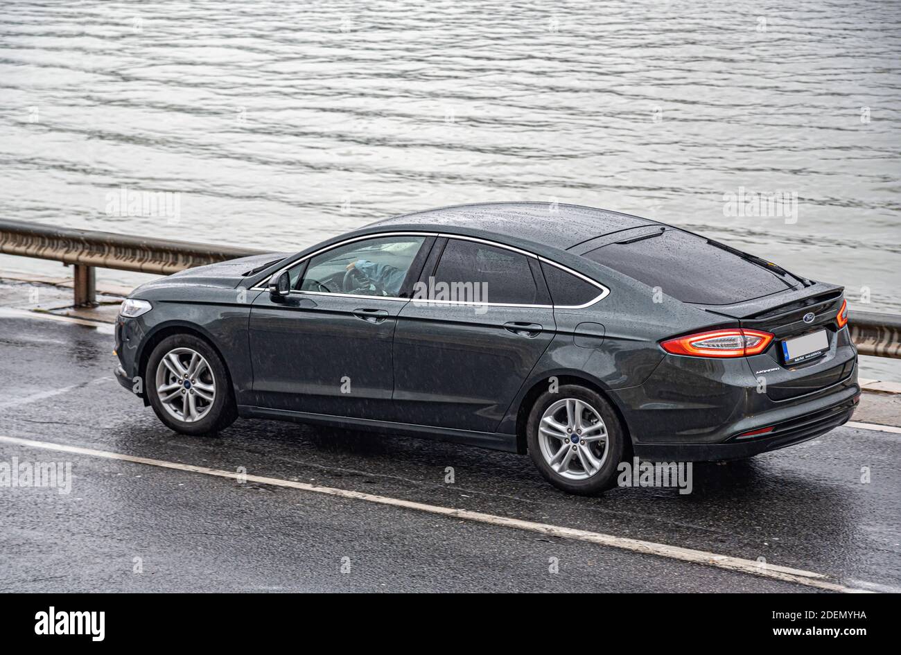 Ford Mondeo auto su una strada della città in una giornata nuvolosa a Budapest, Ungheria. Foto Stock