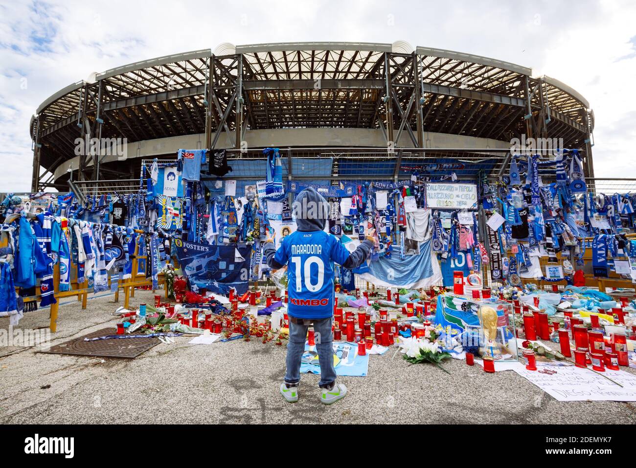 NAPOLI - DECEMBRE 1, 2020 - l'omaggio dei tifosi di Diego Armando Maradona fuori dallo stadio San Paolo di Napoli Foto Stock