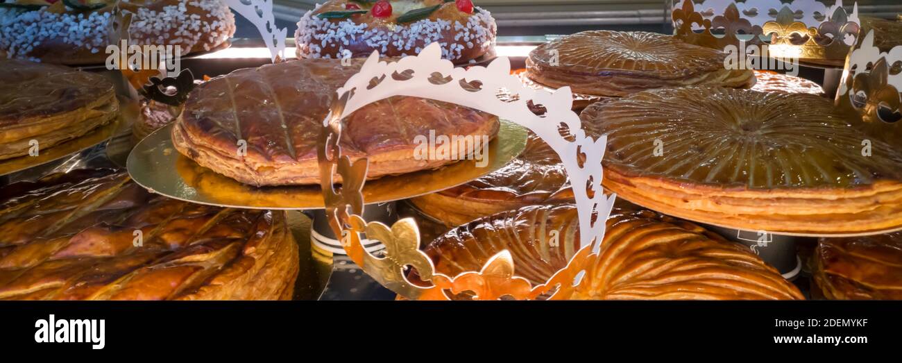 Mostra di galettes des rois, torte di regni francesi, con una corona di goden in una panetteria Foto Stock