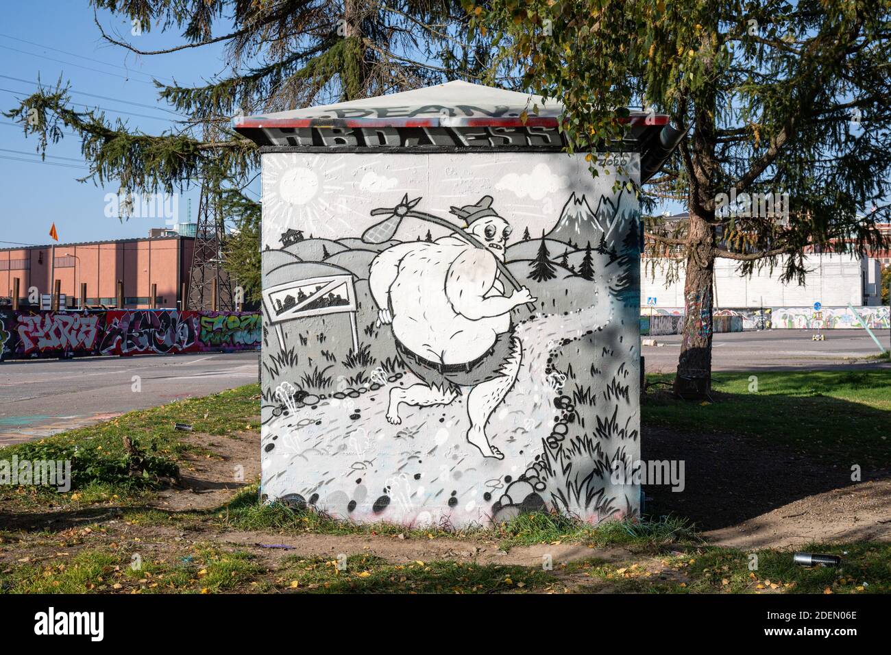 Murale su sottostazione elettrica nel distretto di Suvilahti di Helsinki, Finlandia Foto Stock