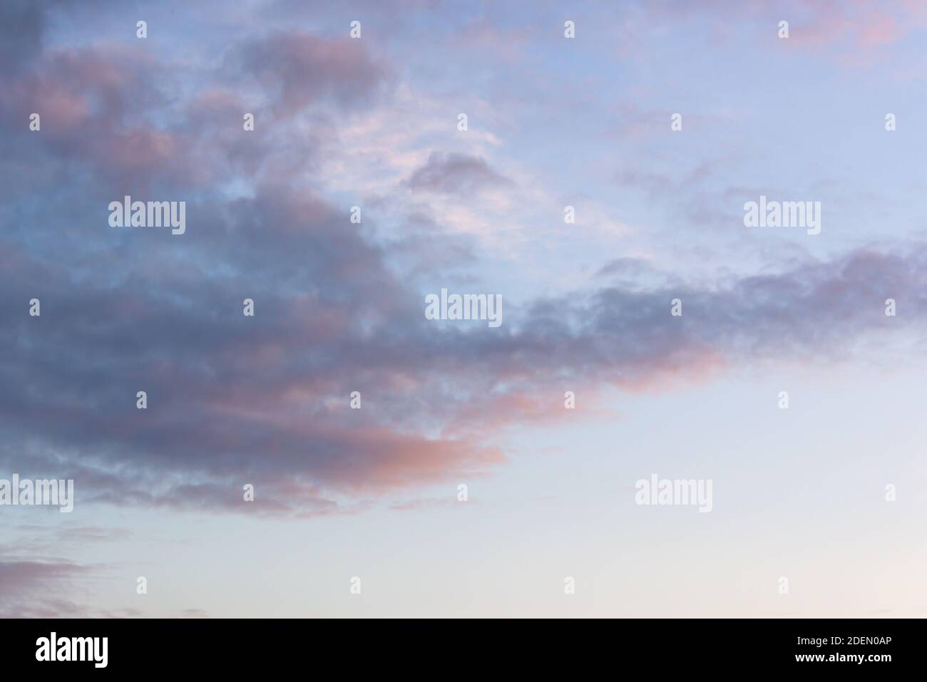 Bel cielo con nuvole al tramonto, rimpiazzamento del cielo, sfondo della natura Foto Stock