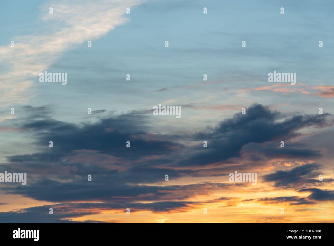 Bel cielo con nuvole al tramonto, rimpiazzamento del cielo, sfondo della natura Foto Stock