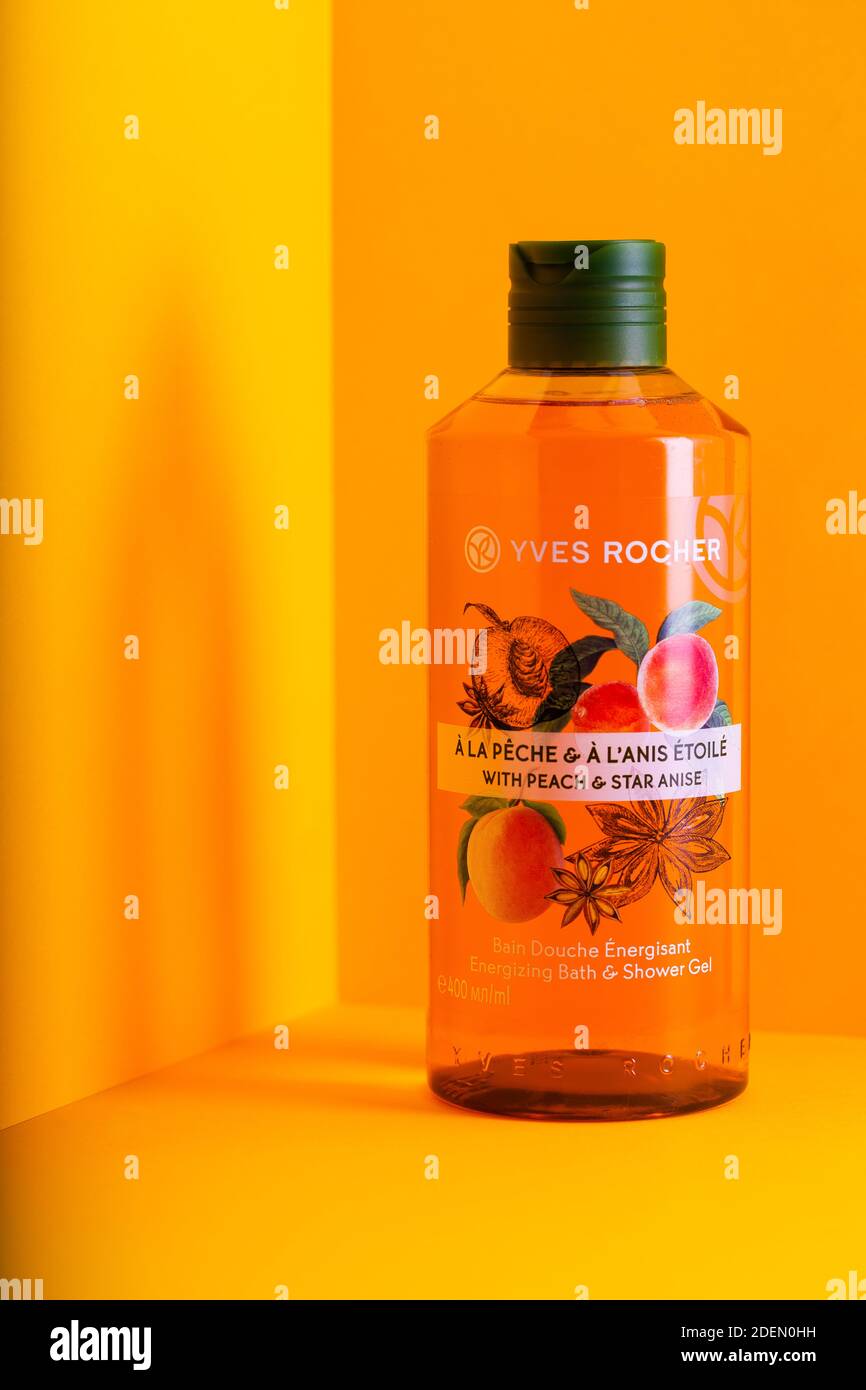 Praga, Repubblica Ceca - 30 Novembre, 2020: Yves Rocher energizzante bagno e doccia gel - Peach e Star Anice. Foto Stock