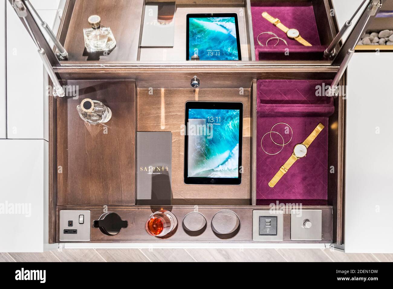 Particolare della scatola di gioielli su misura realizzata in Corian. Salon 64, Londra, Regno Unito. Architetto: Jak Studio, 2020. Foto Stock