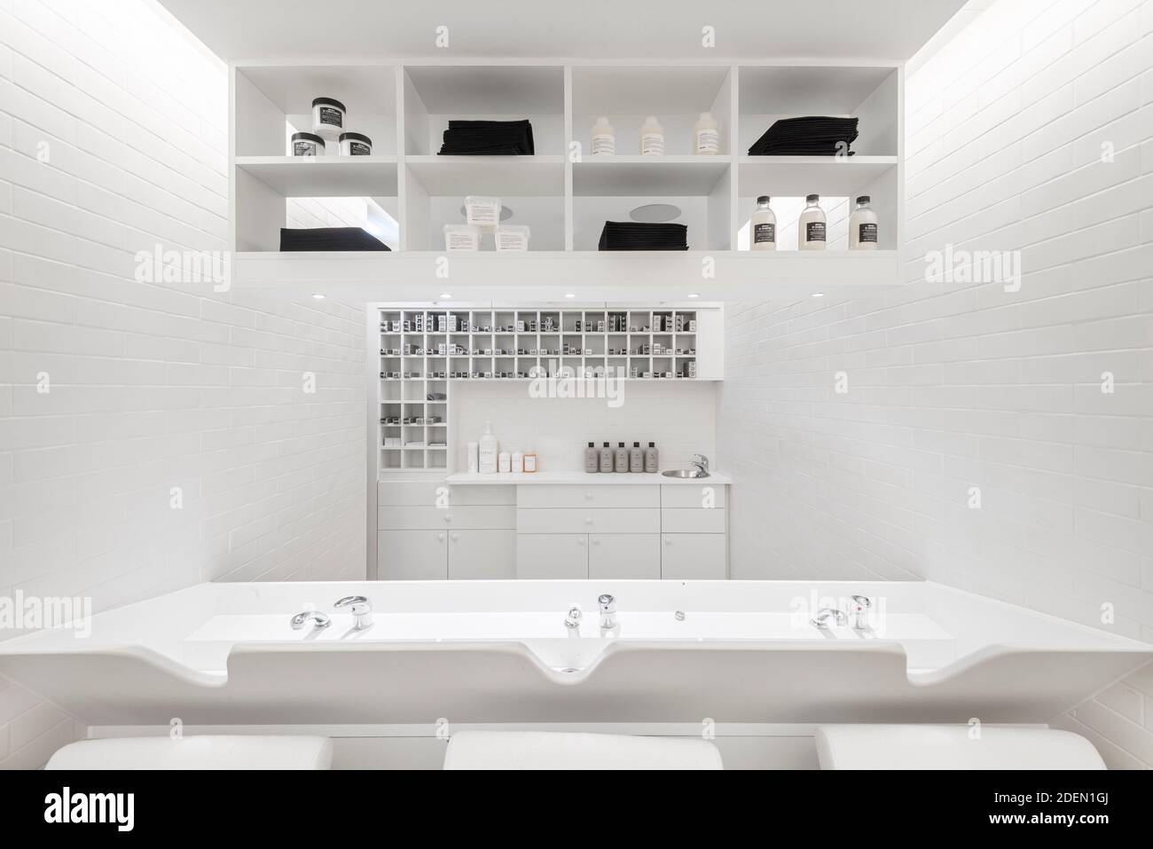 Laboratorio di colore e bagno. Salon 64, Londra, Regno Unito. Architetto: Jak Studio, 2020. Foto Stock