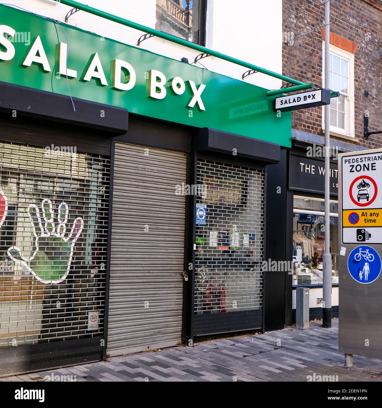 Londra UK, dicembre 01 2020, Salad Box Ristorante vegetariano con Security Shutters Down durante COVID-19 Lockdown and No People Foto Stock