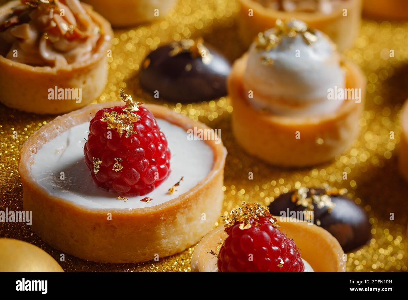 Primo piano sulle crostate di lampone e meringa di limone con piccoli bocconcini di cioccolato Foto Stock