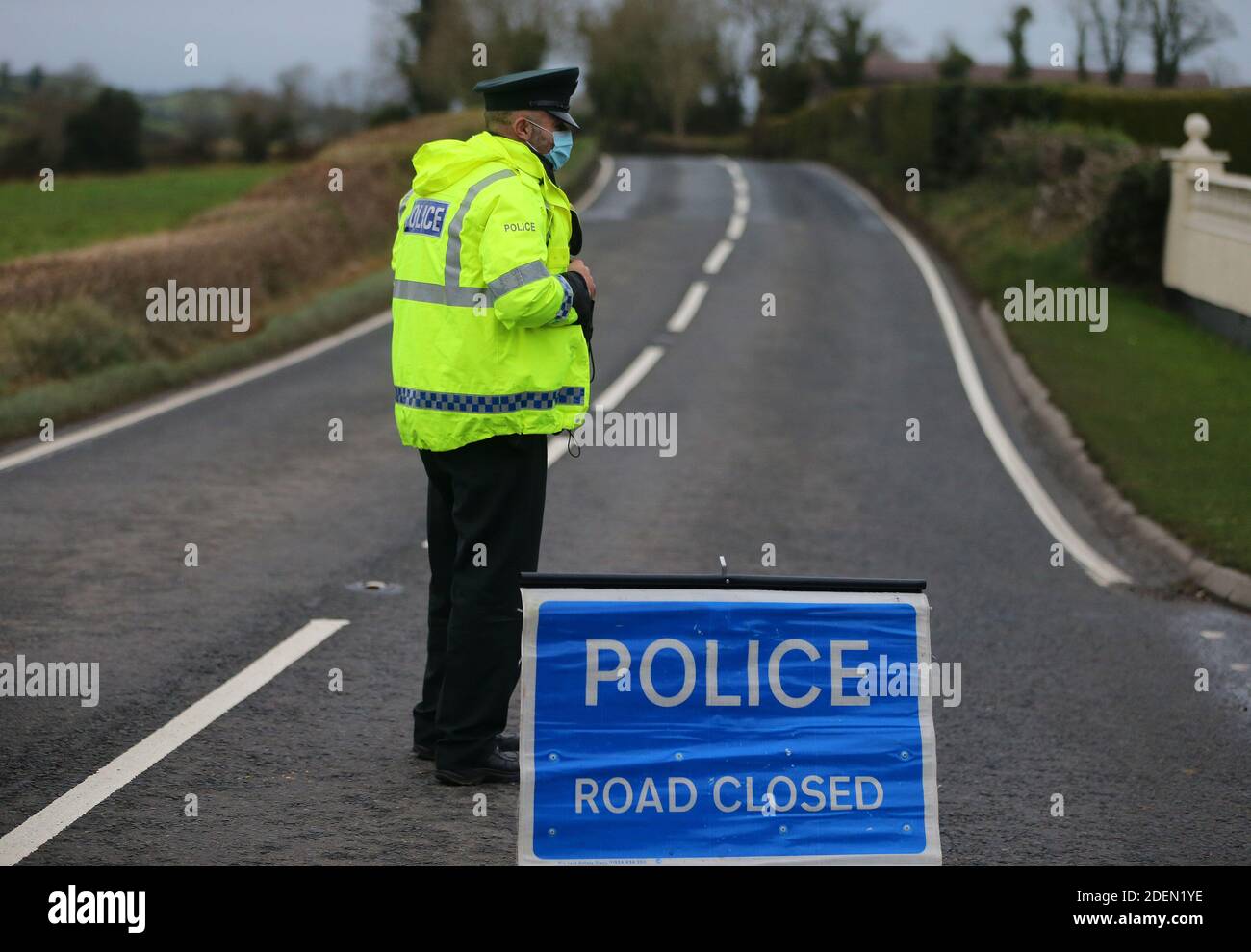 La scena di un grave incidente stradale chiude la B2 Downpatrick Road fuori Ballynahinch, County Down Picture Mal McCann Foto Stock