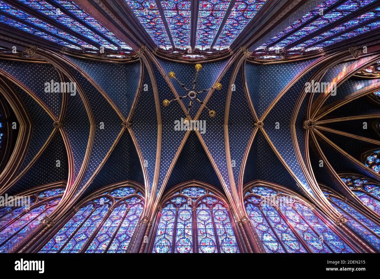 Guardando in alto al soffitto di Saint-Chapelle, Parigi Foto Stock