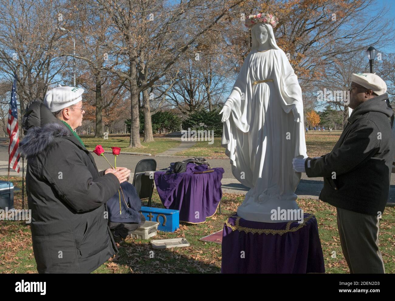 Devoti cattolici romani pregano nel sito del Padiglione Vaticano nel parco Flushing Meadows, dove Maria e Gesù apparvero a Veronica Lueken. A New York. Foto Stock