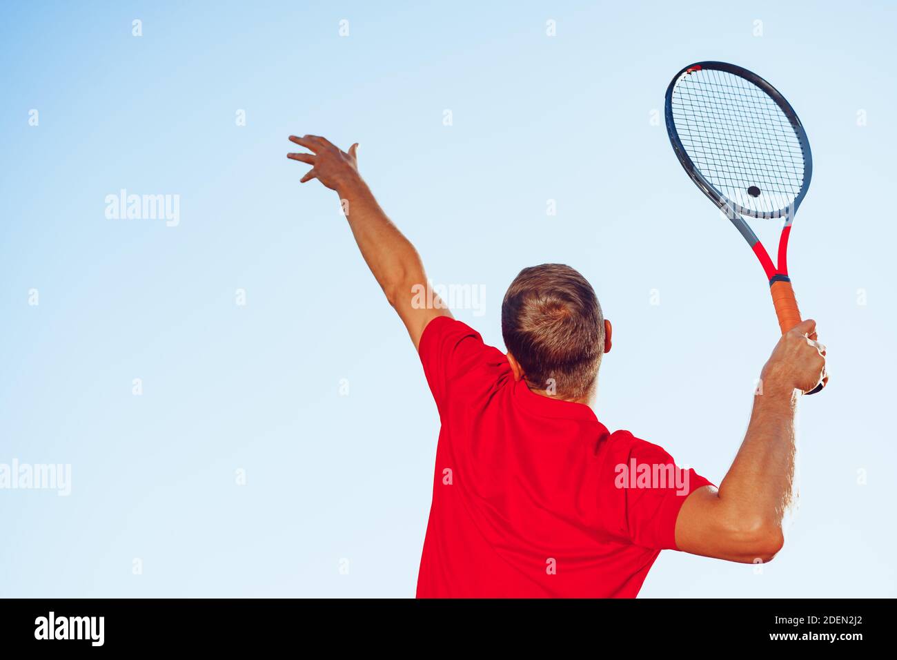 Giovane tennista proffesional che fa un servizio Foto Stock