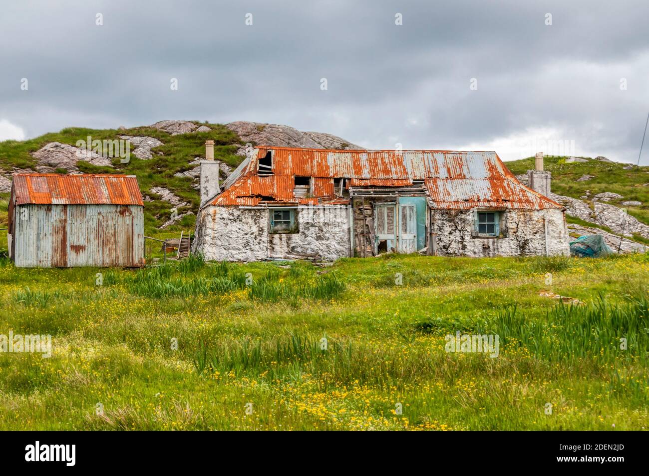 Un vecchio edificio di croft a Cuidhtinis, nella zona delle baie di South Harris, nelle Ebridi esterne. Foto Stock