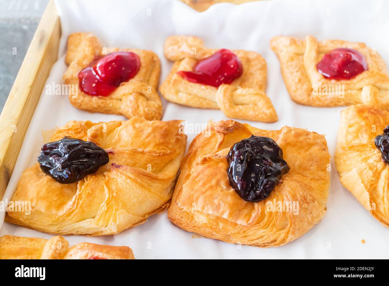 Blueberry and Cherry danish in un buffet dell'hotel a Iloilo, Filippine Foto Stock