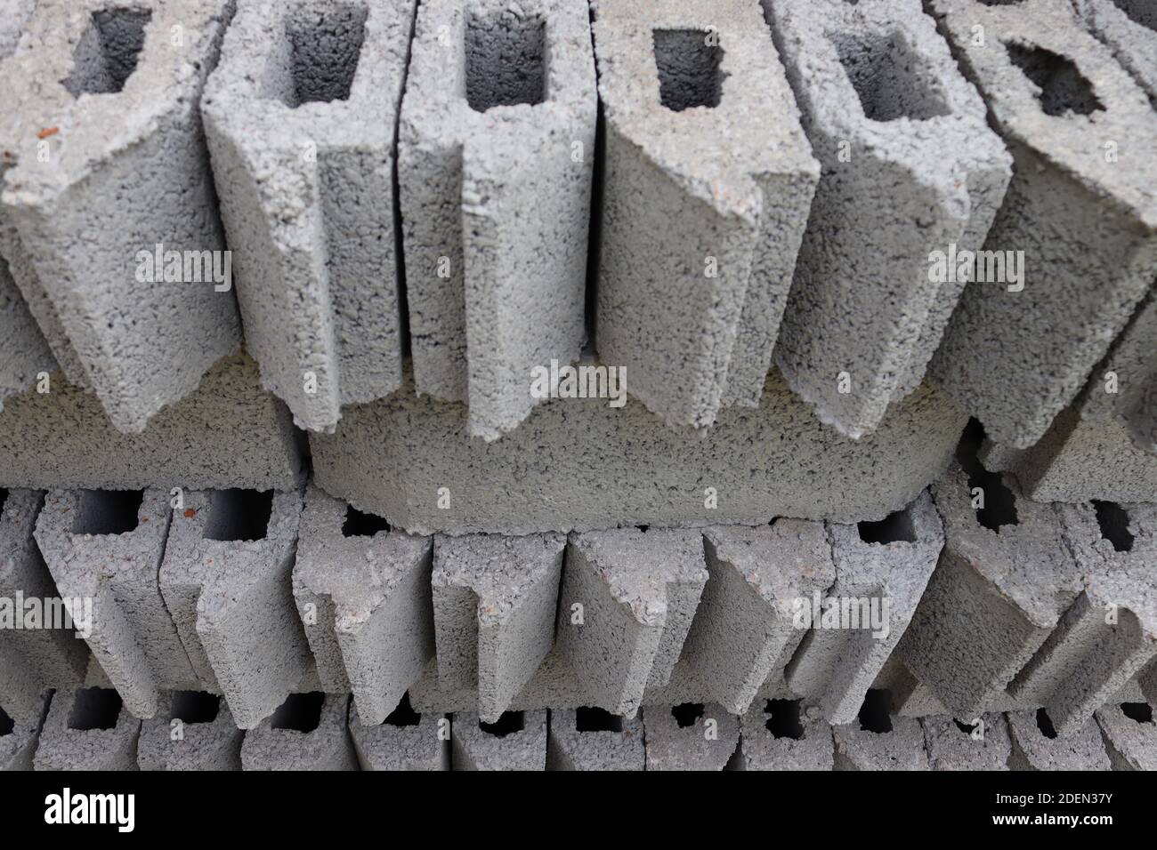 Pietre in cemento appositamente progettate per lastre a travi sospese. Foto Stock