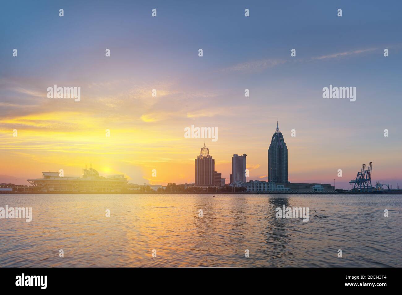 Mobile, Alabama, USA skyline del centro sul fiume al tramonto. Foto Stock