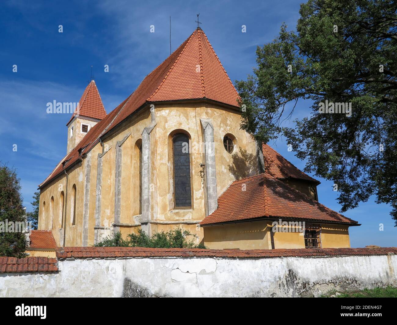 Chiesa di San Bartolomeo nel villaggio di Malonty - originariamente una cappella gotica di Santa Caterina dalla prima metà del 14 ° secolo Foto Stock