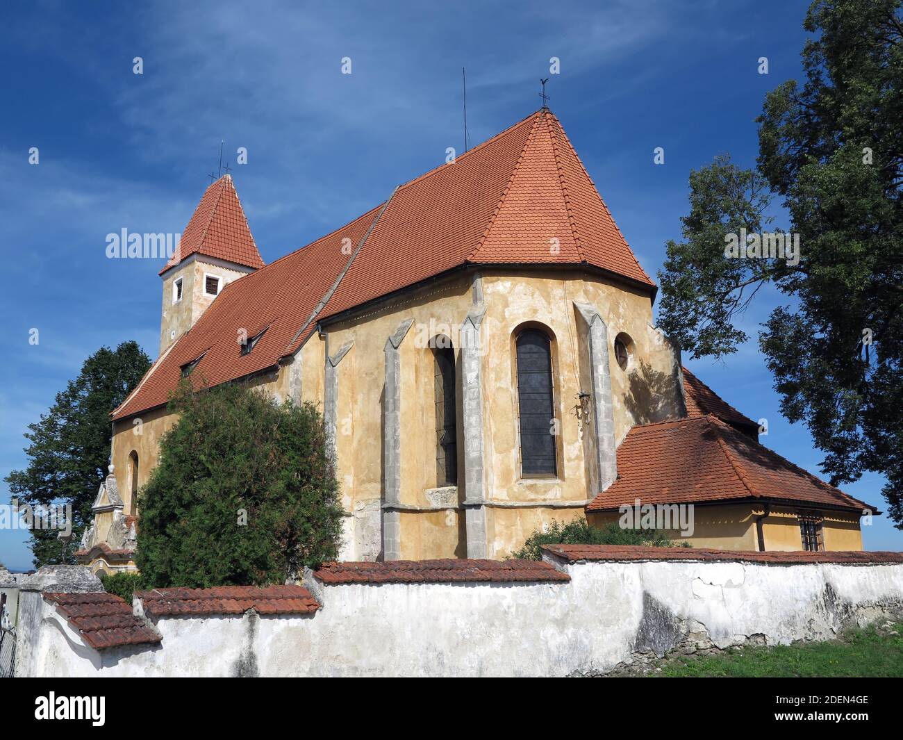 Chiesa di San Bartolomeo nel villaggio di Malonty - originariamente una cappella gotica di Santa Caterina dalla prima metà del 14 ° secolo Foto Stock